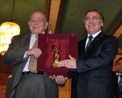 TBMM Onur Ödülü, törenle Prof. Dr. Kemal Karpat'a verildi. Prof. Dr. Karpat, törende yaptığı konuşmada, bugünü ''hayatının en anlamlı günü'' olarak niteledi. Karpat, ilim yoluna adadığı ömrünün kısa özetindeki bir vurgusu dikkat çekti.
