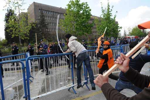 Ankara'daki 1 Mayıs kutlamalarının yapılacağı Sıhhiye Meydanı'na girişlerdeki arama noktasında polis ile göstericiler arasında arbede çıktı. Polis olayları yatıştırmak için havaya ateş açtı.