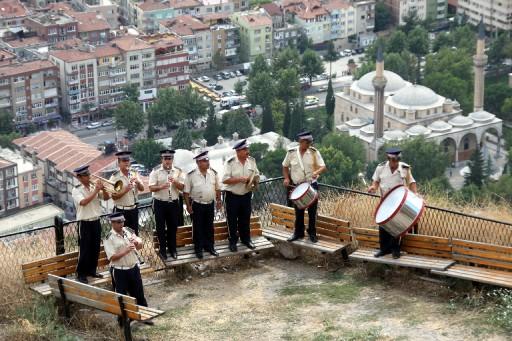 Amasya'da kent sakinlerinin geçmişi 150 yıl öncesine dayanan gelenekle belediye bandosunun çaldığı günün popüler parçaları eşliğinde iftar açma geleneği bu yıl da devam edecek.