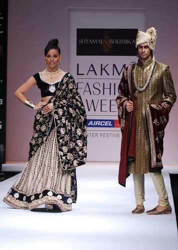 Hindistan Lakme Moda Haftası'nda Shyamal ve Bhumika 74 parçalık koleksiyon oluşturdu. Koleksiyona ise elbiselerdeki sırma işlemeler damga vuruyor.