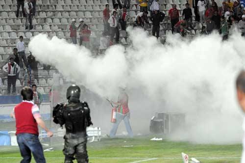 5 bin Karşıyakalı sahaya indi, Kasımpaşalılar soyunma odasına kaçtı, Alparslan'ın kafasına koltukla vuruldu, çok sayıda asker, futbolcu ve taraftar yaralandı.