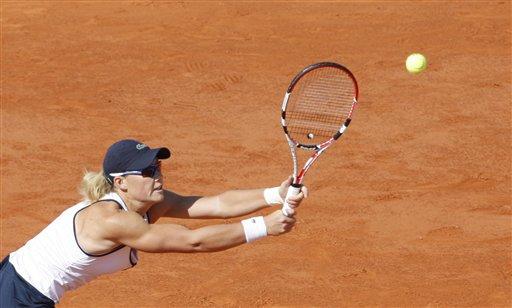 Fransa Açık'ta bayanlar yarı final maücadelesinde Rus tenisçi Svetlana Kuznetsova, Avustralyalı Samantha Stosur'u 2-1 yenerek finale yükseldi. Kuznetsova finalde vatandaşı Dinara Safina ile karşılaşacak.