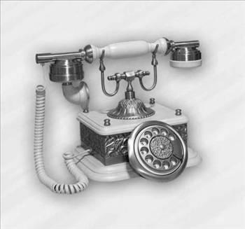 BEKLEMELİ TELEFON GÖRÜŞMELERİ:
70lerde ve Özal iktidarına kadar olan 80li yılların başlarında telefon santralleri çok kısıtlı ve oldukça ilkel şartlardaydı. Şimdiki gibi, herhangi iki şehir arasında ahizeyi kaldırıp alan kodu çevirmekle telefon görüşmesi yapmak hayaldi. Önce santral aranır, görüşülmek istenen şehirdeki telefon numarası görevliye kaydettirilir ve sonra beklenmeye başlanırdı. Bu beklemeler 1-2 saat ile 1 gün arasında değişirdi. Neden sonra santralden gelen uyarı telefonunun ardından hat bağlanır ve görüşme gerçekleştirilirdi. Normal, yıldırım ya da beklemeli arama türünü gösteren; 03, 04, 07 gibi numaralar vardı. Şehrin içinde dahi; otomatik santrali olmayan Sarıyer, Beykoz, Adalar, Kartal gibi uzak noktalarla görüşmek için önce iki haneli bölgesel santral numarası çevrilir, görüşülmek istenen numara verilir, ardından hemen hat bağlanırdı. Özal döneminden sonra telefon şebekeleri tam otomatik sisteme geçtiler ve bekleme olayı ortadan kalktı.