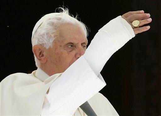 Cuma günü yataktan düşerek sağ el bileğini kırarak tedavi gören Papa, bugün kırık kolu ile ilk kez halkın karşısına çıktı ve geleneksel Pazar ayinini yönetti.