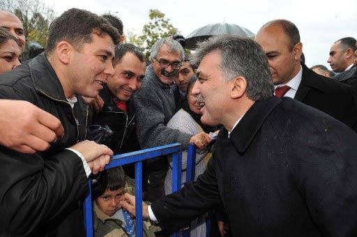 Cumhurbaşkanı Abdullah Gül, Tunceli'de coşkuyla karşılandı. Vatandaşlarla sohbet eden ve tek tek hal hatır sorarak kucaklaşan Gül, 'Sen hoşgeldin Sayın Cumhurbaşkanım, başımızın üstünde yerin var'' yazılı dövizlerle karşılandı.