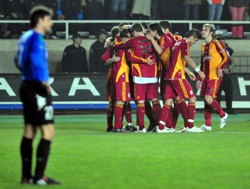 Galatasaray ilk yarısını 2 farklı önde kapattığı maçın ikinci yarısında oldukça zorlandı. Maç fazlasıyla 3. sıraya yükseldi.