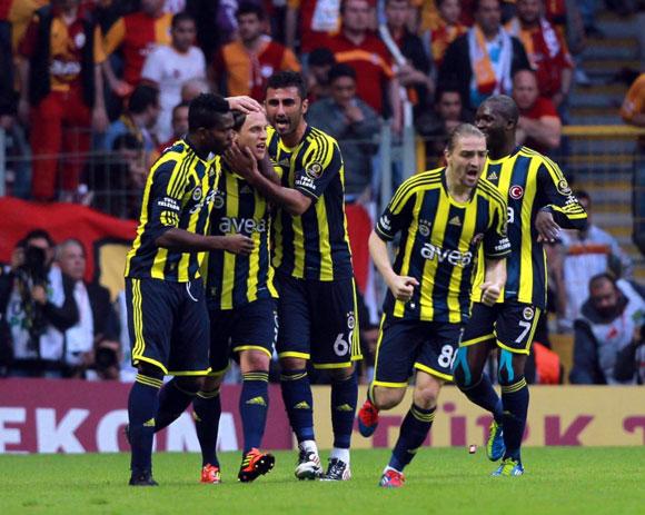 Fenerbahçe Spor Kulübünü kınıyorum! Nerede dostluk? Nerede fair play? Nerede kaldı El Classico? Nerede kaldı rekabet? Bir Kulübü her hafta yenebilirsiniz. Bu spordur? Ama o kulübü haftada 3 kez yeniyorsanız, orada zulüm vardır, işkence vardır. Hem siz biliyormusunuz onların UEFA kupası bilem var. Yapılan zalimcedir
Kınıyorum.