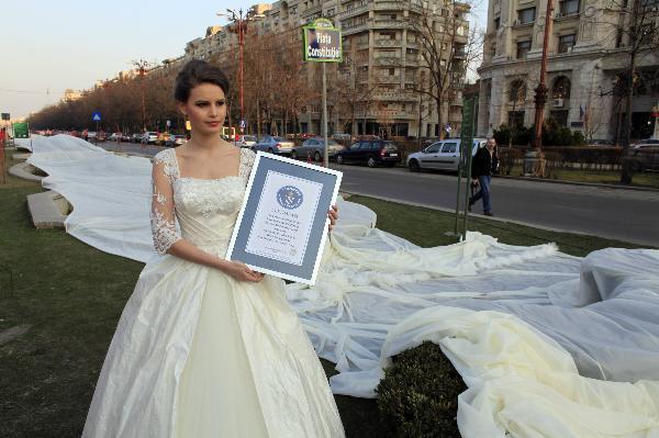 Romanya'nın başkenti Bükreş'te Emma adlı 17 yaşındaki manken, dünyanın en uzun gelinliğini giyerek Guinness Rekorlar Kitabı'na girmeyi başardı. Gelinliğin kuyruğu tam 2750 metre.