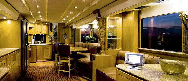 Oyuncu &ccedil;ift Ashton Kutcher-Demi Moore'un TIR &uuml;zerinde inşa edilen malikanesi g&ouml;renleri b&uuml;y&uuml;l&uuml;yor. Gizli kameralarla korunan, 2 katlı malikanenin değeri 2 milyon dolar.