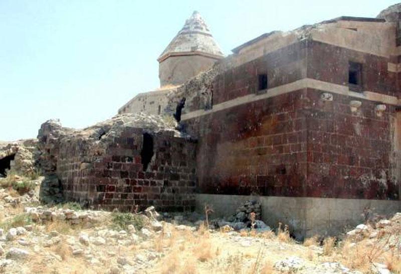 Van G&ouml;l&uuml;'n&uuml;n kuzeydoğusndaki &Ccedil;arpanak Adası, Van ilinin merkeze bağlı &Ccedil;it&ouml;ren K&ouml;y&uuml; mevkiinde yer alıyor.  T&uuml;rkiye'nin başka b&ouml;lgesinde g&ouml;r&uuml;nmeyen kuş t&uuml;rlerini de .arındıran ada doğal g&uuml;zelliğinin yanı sıra &uuml;zerinde bir de tarihi kalıntı taşıyor.  Adanın &uuml;zerinde 9 ile 11. y&uuml;zyıllar arasında yapıldığı sanılan Saint Jean'a adanmış manastır vardır. Ktouts Manastırı adlı yapının bug&uuml;n yalnızca kilise b&ouml;l&uuml;m&uuml; ayakta.
<br>
İşte AA muhabiri Ali İhsan &Ouml;zt&uuml;rk'&uuml;n objektifiyle adadan yaz ve kış manzaraları 

(Haber 7)