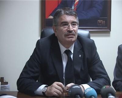 İDRİS NAİM ŞAHİN<br>
BDPlilerin Ankara değil Diyarbakırda toplantı yaptığı ve terör saldırıları nedeniyle hasas bir dönemden geçildiği bu dönemde İçişleri Bakanlığı koltuğuna İdris Naim Şahin oturdu.<br>
Şahin kaymakamlık görevinin ardından İçişleri Bakanlığında Başmüfettiiş görevi yaparken 1994 yılında eski dostu Tayyip Erdoğanın yanında olmak için görevi bıraktı. O noktadan sonra da İstanbul Büyükşehir Belediyesinde yeni bir yola çıktı.<br>
AK Partinin kurucuları arasında yer aldı. Siyasi partilerde ikinci güç kabul edilen genel sekreterlik görevini aralıksız sürdürdü. Şimdi havada sert mesajların dolaştığı Türkiyenin gergin siyasi ortamında Şahine önemli bir görev düşecek.