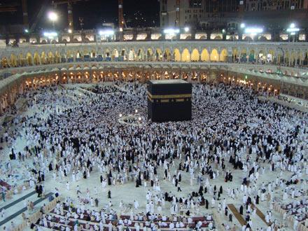 Kabe vinçlerin gölgesinde kaldı