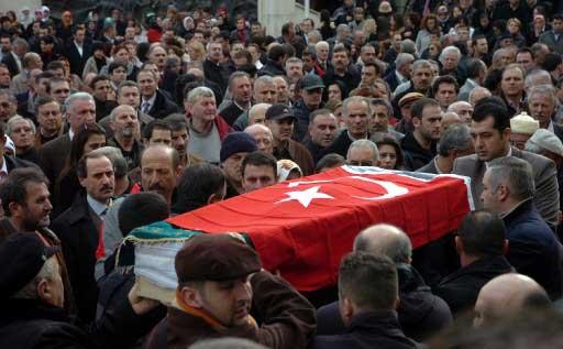 Gümüşhane'nin Zigana Dağı bölgesinde çığ düşmesi sonucu hayatını kaybeden 10 kişi son yolculuğuna uğurlandı. Trabzon Valiliği önündeki törende acı, gözyaşı ve hüzün vardı.