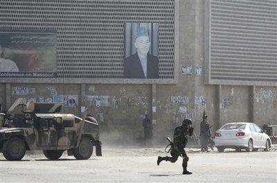 Afganistan'ın başkenti Kabil'de Taliban militanlarının üzerlerindeki bombaları bakanlık binasında patlatması sonucu yaşanan saldırı