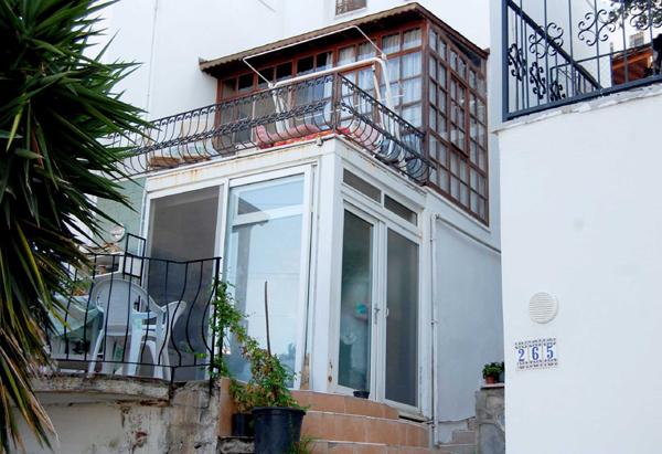 Evi almadan önce evin havuzuna kanarak ev almasınlar. Evin bodrum katı var mı, yolu düzgün mü, altyapısı bitmiş mi muhakkak baksınlar. Yoksa iki de bir borç çıkarıyorlar"