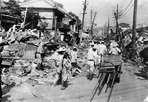 Tokyo'da büyük yangınlara neden olan deprem 142 bin kişinin ölümüne neden oldu.