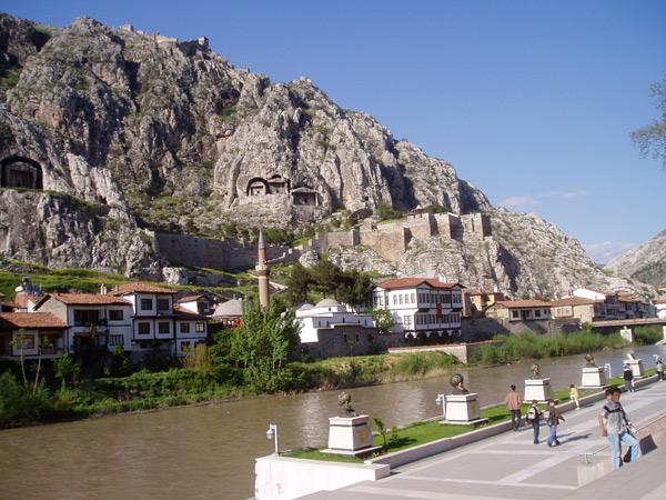 <p><strong><span style="color: #0000ff;">Amasya :</span> </strong>323 Bin 079</p>