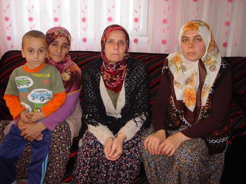 İşçilerin Türkiye'deki evlerinde ise hüzün ve korku hakim. Kış aylarının soğuk günlerine parasız ve yakacaksız girdiklerinin söyleyen Türk işçilerin aileleri, yakınlarına kavuşmayı gözyaşları içinde bekliyor.