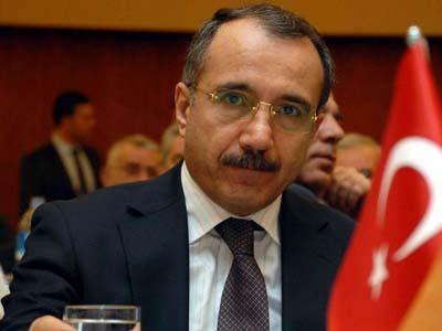 ÖMER DİNÇER<br>
Kritik ve reform bekleyen dosyaların bir diğer sahibi ise Ömer Dinçer. Milli Eğitim Bakanı olan Dinçer, daha önce Başbakanlık Müşteşarlığı yaptı. Bakan olarak küresel ekonomik krizin etkisiyle tarihin en ağır işsizlik rakamlarıyla mücadele etmek zorunda kaldı. Ancak uygulanan politikalarla bu talbo tersine döndü. Tekel işçilerinin eylemleri ve Sosyal Güvenlik Reformu sürecinde çalışmalarıyla dikkati çeken Dinçer şimdi şifre ve sınav skandallarıyla çalkalanan YÖK ve ÖSYM gibi kiritik başlıklarla mücadele edecek.<br>
Başbakanın en çok önem verdiği alanlardan biri olan Milli Eğitim. Dinçer de AK Partinin ustalık dönemindeki stratejilerini bu alanda hayata geçirecek. Bu dönemde üniversitelerde başörtü serbestliğinin sağlanması, sınav skandalı ile gündeme gelen ÖSYMnin içindeki durumun düzeltilmesi gibi sıkıntılı başlıklar koltuğuna oturduğu ilk gün önünde olacak. Dinçerin uğraşacağı diğer bir sıkıntılı konu ise kadro bekleyen sözleşmeli öğretmenler olacak.<br>