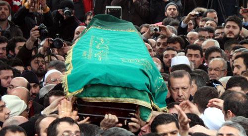 Hocası Necmettin Erbakan'ı uğurlamak i&ccedil;in Fatih Camii'nin avlusundaki yerini alan Başbakan Erdoğan'ın, tabuta omuz verdikten sonra arkasından bakakalması kare kare Haber 7'nin objektifine takıldı... <br><b>Fotoğraf: Ersin &Ccedil;elik / Haber 7</b>