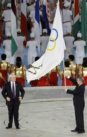 29. Yaz Olimpiyat Oyunları, ''Kuş Yuvası'' olarak adlandırılan 90 bin kişilik Ulusal Stat'ta düzenlenen görkemli bir törenle sona erdi.