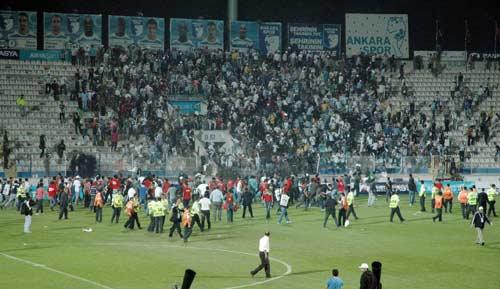 5 bin Karşıyakalı sahaya indi, Kasımpaşalılar soyunma odasına kaçtı, Alparslan'ın kafasına koltukla vuruldu, çok sayıda asker, futbolcu ve taraftar yaralandı.