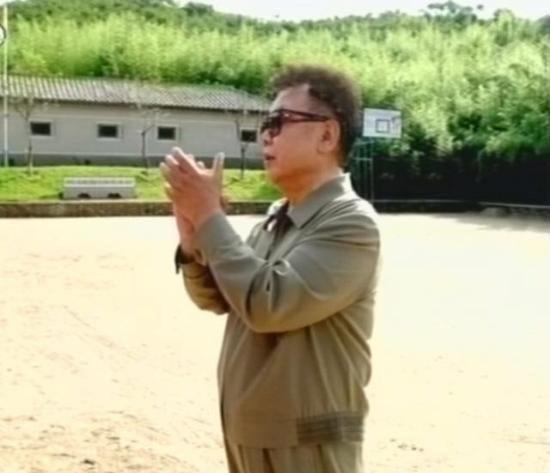 Hasta olduğu öne sürülen Kuzey Kore lideri Kim Jong-İl'in bir futbol maçına katıldığı açıklanarak, fotoğrafları yayınlandı.