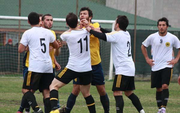 Sakarya'da oynanan Kırkpınarspor, As Akyazıspor amatör küme maçında olaylar çıktı. Akyazı Belediye Başkanı Yazıcı sahaya girip oyunculara saldırmaya kalkıştı.