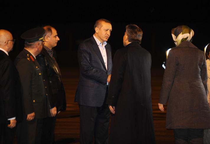 Cumhurbaşkanı Gül, Endonezya'ya hareketinden önce Başbakan Recep Tayyip Erdoğan ile havalimanında görüştü.