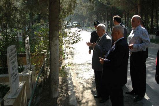 7. Cumhurbaşkanı Kenan Evren, ziyaret ettiği Turgutlu'da mezarlığın güzelliğini görünce AKP'li Belediye Başkanını öperek kutladı.
