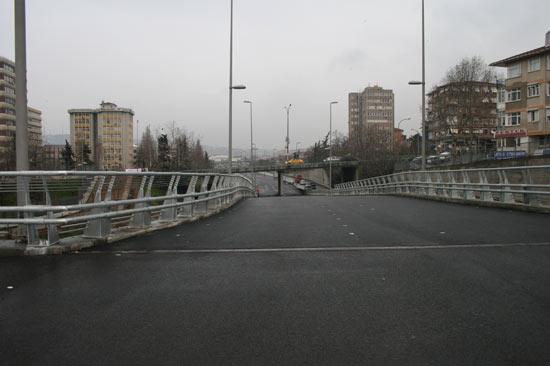 Son durak olan Söğütlüçeşme'ye dönen yol. Geniş bir alan burası. Metrobüs parkı olarak da kullanılabilecek sanırım