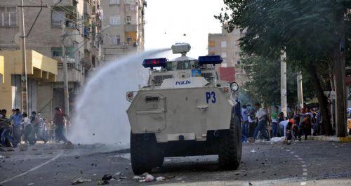 Terörist başı Abdullah Öcalan'ın yakalanışının yıldönümü nedeniyle Doğu ve Güneydoğu illerinde PKK yandaşları kepenk açmadı, açtırmadı. Yapılan eylmelere polis müdahale ederken çocuklar yine ön plandaydı