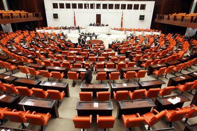 14 Şubat:

-Çin, 1968 yılından bu yana dünyanın ikinci büyük ekonomisi ünvanını koruyan Japonya'yı geçerek dünyanın ikinci büyük ekonomisi oldu. 2010'da Japonya'nın GSYH'si 5.74 trilyon dolar, Çin'in ise 5.8 trilyon dolar oldu.

-Yeni Türk Ticaret Kanunu Resmi Gazete'de yayımlandı. Kanun 1 Temmuz 2012'den itibaren yürürlüğe girecek.

-Euro bölgesi ekonomi ve maliye bakanları, 2013 ortasına kadar geçerli olan 500 milyar euroluk kurtarma fonunun kalıcı hale getirilmesi konusunda anlaşırken, miktar artırımında uzlaşamadı.

15 Şubat:

-Türkiye'ye 2010 yılında net doğrudan uluslararası yatırım girişi yüzde 5.8 arttı, net 8 milyar 899 milyon dolar uluslararası doğrudan yatırım girişi oldu.

-Euro bölgesi ve AB ekonomisi, geçen yılın tamamında yüzde 1.7 büyüdü.