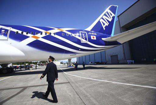 Şirketin, yeni nesil, hafif, karbon fiber uçağının, Japon All Nippon Airwayse (ANA) teslim etti.