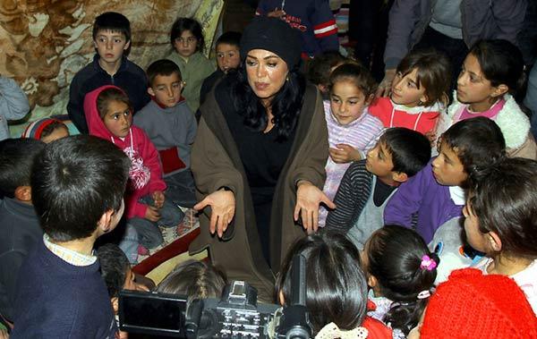 Türk Sinemasının Sultanı Türkan Şoray Van'da depremzedelerle birlikteydi.