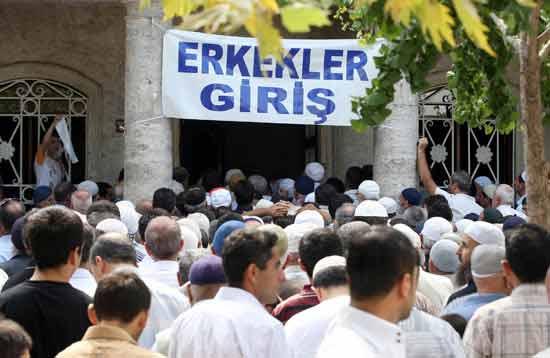 Hırka-i Şerif'i görebilmek için saatler öncesinden kuyruğa giren bazı vatandaşlar ziyaret sırasında duygulanarak gözyaşı döktü.