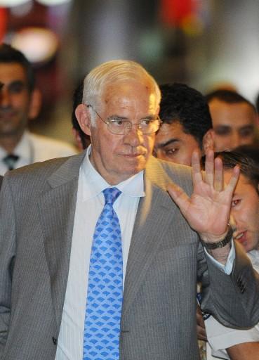 Fenerbahçe'nin yeni teknik direktörü Luis Aragones İstanbul'a geldi. Külp yöneticlerinin karşıladığı Aragones taraftarın yoğun ilgisiyle karşılaştı.
