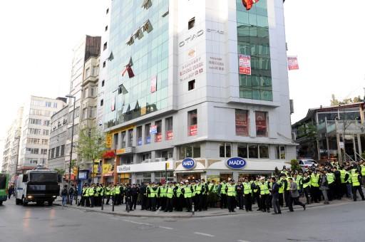 Taksim meydanında bu sene istenilen rahatlıkta olmasa da sendika temsilcileri serbestçe Taksim Meydanına çelenk bıraktılar