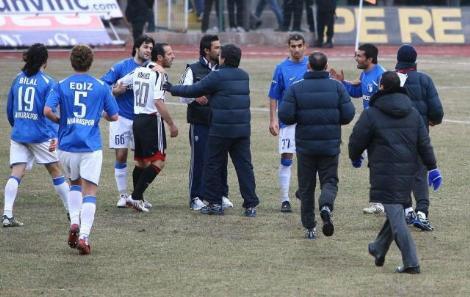 Ankaraspor beraberliği ile zirve yolunda büyük avantaj yitiren Sivasspor'da Bülent Uygun, kulubeyi tekmeledi maç sonunda hakemleri tartakladı.