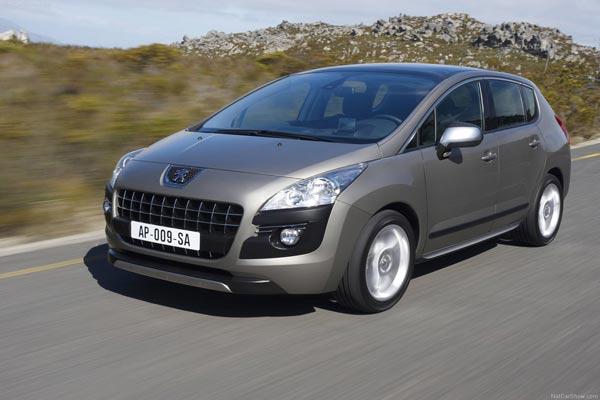 <strong>PEUGEOT: </strong>Markanın crossover modeli 3008'in kısa süre önce motor seçenekleri artırıldı. Artık benzinli olarak da alınabilen aracın bu sayede başlangıç fiyatı 48 bin 950 liraya kadar geriledi. Dizel ve turbo benzinli seçeneklerinde otomatik vitesli olarak da alınabilen araç, baz motoru 120 beygirlik benzinli ile ortalamada 6.9 litre tüketiyor.<br /><br />