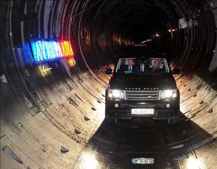 Erdoğan, yaklaşık 140 metre derinliğe kadar ulaşan tünelin içinden geçtiklerine işaret ederek, ''İnşallah fevkalade bir durum olmadıkça 31 Aralık 2010'da Melen suyunu Avrupa yakasına vereceğiz'' dedi.