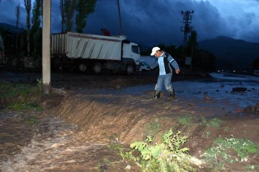 Ağrı'nın Doğubayazıt İlçesi Karabulak Köyü'nde selden 4 ev yıkıldı, 30 civarında evi su bastı. Köyler karayollarına ait iş makinelerinin yardımı ile boşaltıldı.