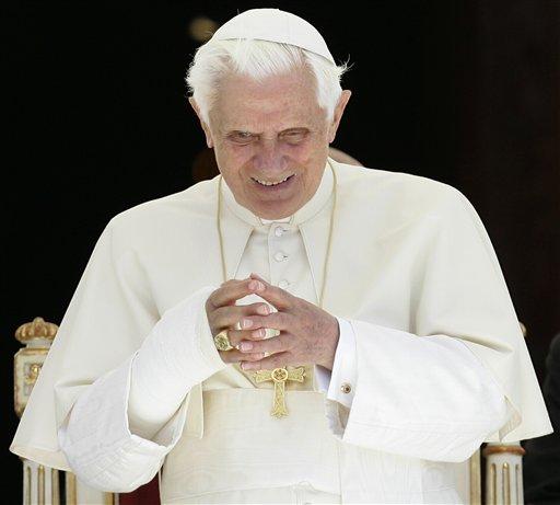 Cuma günü yataktan düşerek sağ el bileğini kırarak tedavi gören Papa, bugün kırık kolu ile ilk kez halkın karşısına çıktı ve geleneksel Pazar ayinini yönetti.