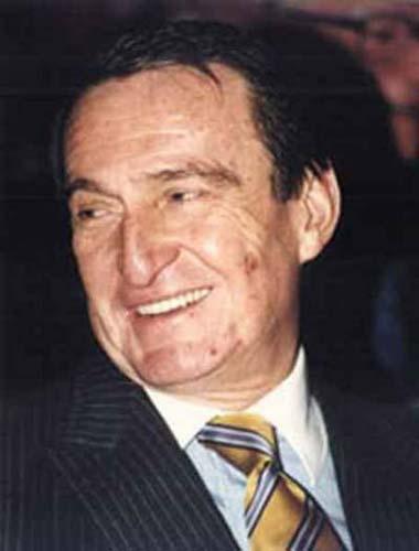 Rahmi Koç: Ağız dolusu bir gülüşü var; pozitif enerji veriyor. Dişler zamanla aşınmış ve düzleşmiş; bu onu olgun ve tecrübeli gösteriyor.