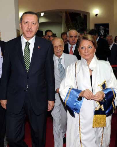 Başbakan Recep Tayyip Erdoğan Marmara Üniversitesi Eğitim Öğretim yılı açılışında Marmara Üniversitesi'nde okurken hocası olan Orhan Oğuz'un elini öptü.