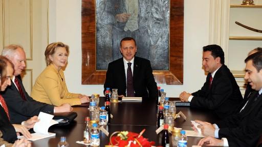 ABD Dışişleri Bakanı Hillary Clinton, eşinin Başbakan olduğu yıllardaki resmi ziyaretinden yıllar sonra bu kez bakan sıfatıyla resmi bir ziyaret için Ankara'yı ziyaret etti.