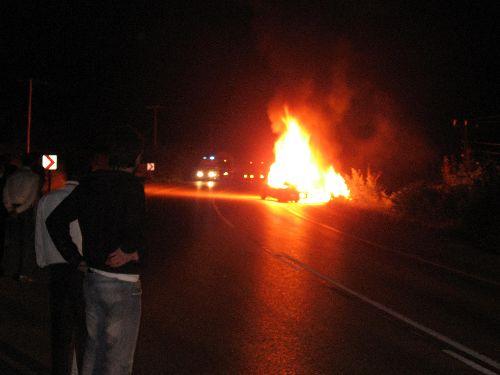 Amasya'da meydana gelen trafik kazasında 2 kişi hayatını kaybetti. kaza yapan araç cayır cayır yandı.