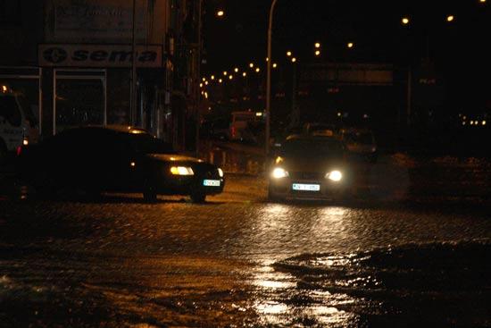 Geçen haftaki selin şokunu atlatamayan Giresun'da 100'ü aşkın evi su bastı, alt yapı isstemi büyük hasar gördü, Karadeniz Sahil Yolu kapandı, vatandaylar yollarda kaldı.