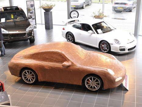 Hollanda'nın Gelderland bölgesindeki Heteren kasabasında, Porsche 911 4S marka bir otomobil tümüyle çikolatayla kaplandı.