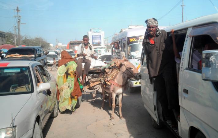 Somali'de çoğu zaman hayvanlarla yolculuk yapan halk, otobüs içinde yolculuk yapınca fazla para ödediklerinden dolayı tehlikeli yollara başvuruyor.

Ücretlerin Türk parası karşılığı 1 TL'ye yakın olduğu minibüs yolculuğundan kapıdan sarkarak ya da aracın üzerine binerek gidenler ise sadece 50 Kuruş ödüyor.